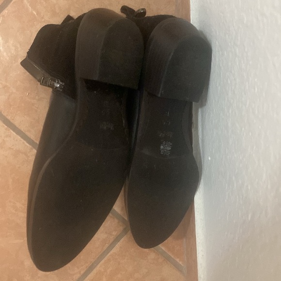 The boots are made of leather with suede on the back - Picture 2 of 5